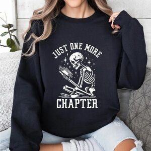 Just One More Chapter Graphic Sweatshirt - Black
